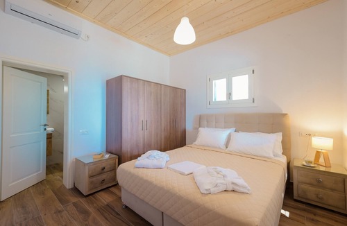 Platis Gialos Bed & Breakfast | White & black Suites – Suite Four