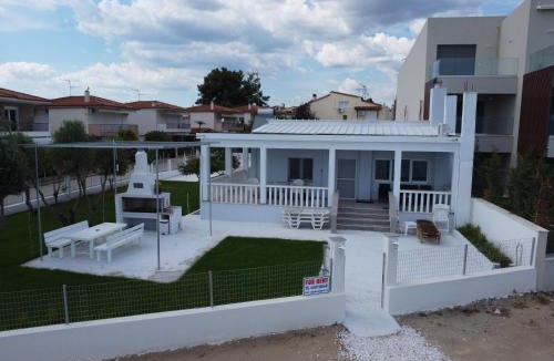 Kalyves Polygyrou House | White House