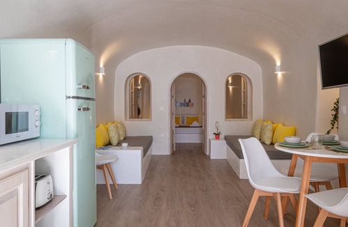 Pyrgos House | White Orchid Cave House & Studio
