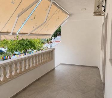 Sarande House | White Villa