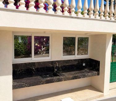 Sarande House | White Villa