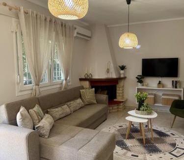 Oraiokastro Apartment | Yellow Tulip Apartment, Cozy Village Stay near Thessaloniki