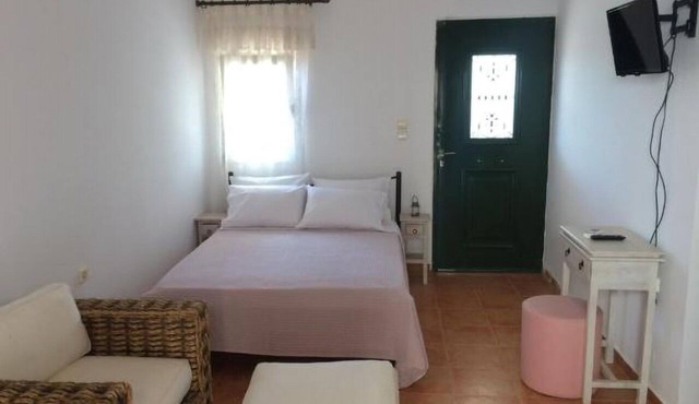 Όμορφο εξοχικό στούντιο με πισίνα & κήπο,εύκολη πρόσβαση, 6χλμ από αεροδρόμιο in Kokkini Hani