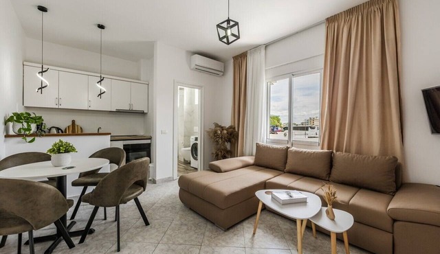 1BR Apartment with Tree Views | Golem by PikHost