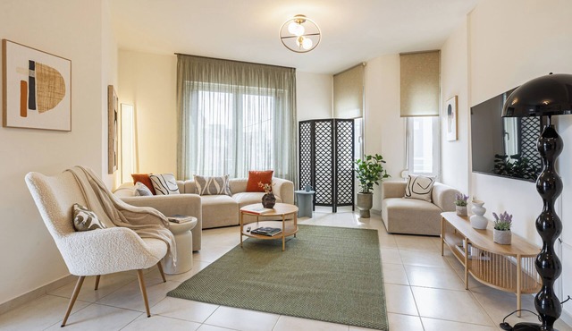 3 Bedroom Spacious Modern Apartment with Patio