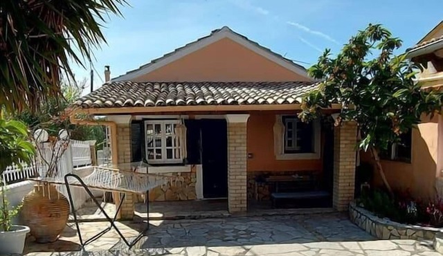 a flower house in Corfu close to beach and town in Κέρκυρα