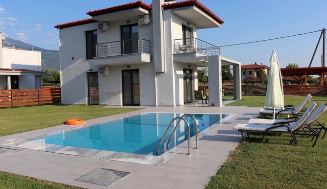 A small, ideally located resort with private pools. in Skotina