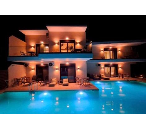 Aelia Luxury Apartments & Pool in Skafidia