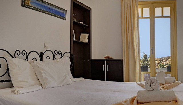 Ailouros summer hotel in Naxos