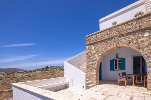 Akre Marlas Tinos in Mamádhos