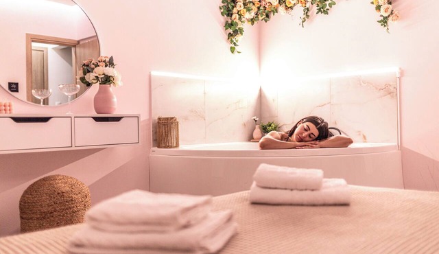 Almond I Jacuzzi Suite Self Check-In Easy & Free Street Parking