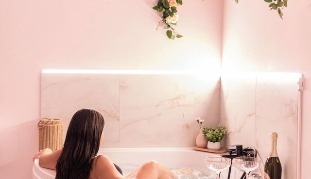 Almond II Jacuzzi Suite Self Check-In Easy&Free Street Parking