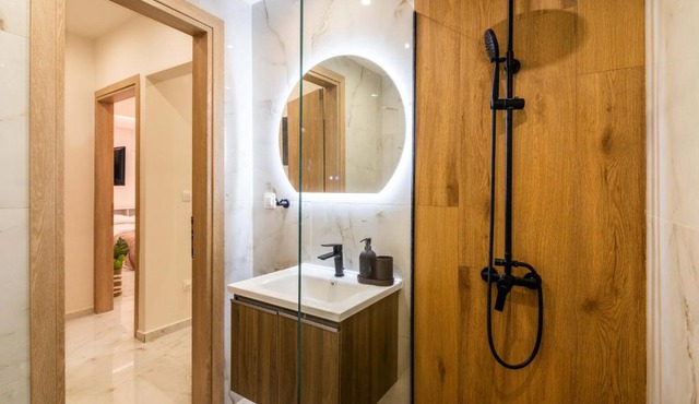 Almond Jacuzzi Suites - Private Indoor Jacuzzi - Self Check-In - Free & Easy Street Parking