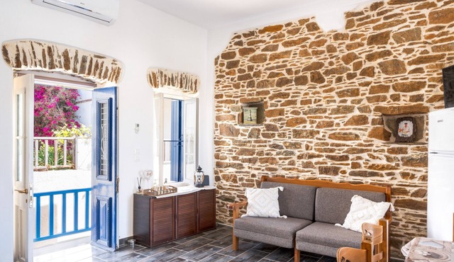 Apartment 'Olga's House Kythnos' with Balcony