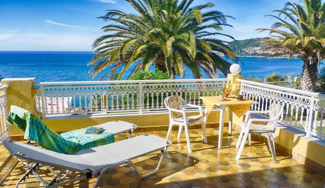 Apartment with beautiful sea views just a few meters from the beautiful sandy beach in Agios Georgios Pagi