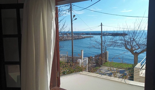 Apostolia's House - Only 20m from the beach!