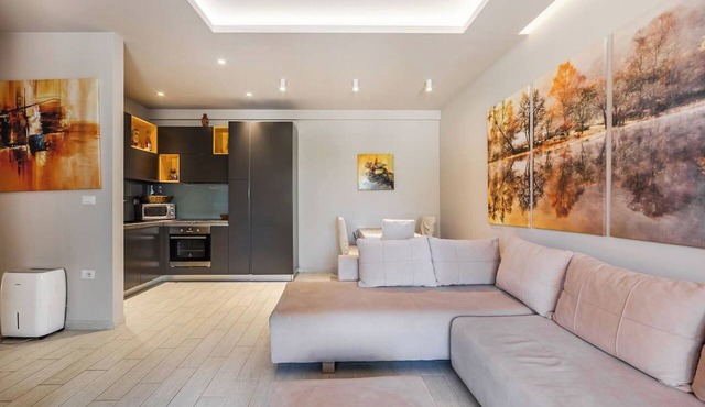 Aquamarine Poolside Apartment | 1BR & Free Parking by PikHost