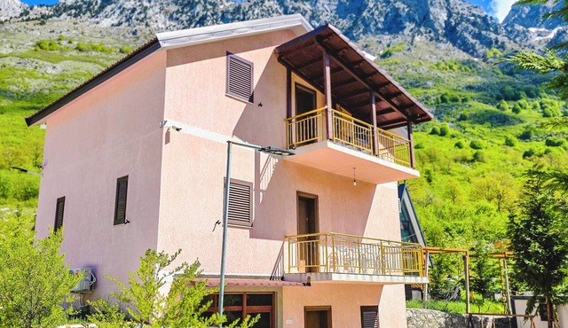 Arditi’s Villa – Mountain View in Bogë