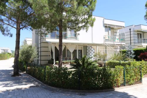 Artino 3BR Villa, pool and sport access - Perla Resort