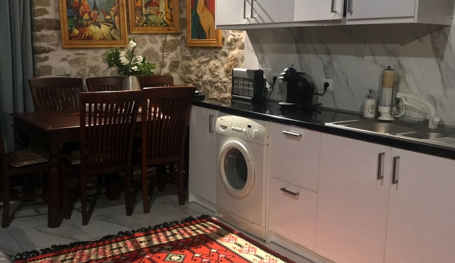 Arty stone house-5 min drive from the beach!