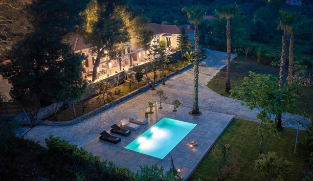 Astarte Villas - The Pine Tree Villa with Pool in Makhairádhon