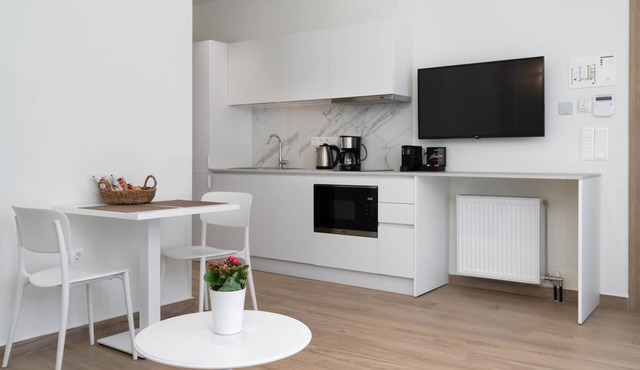 Athens Hill - Garden Apartment with Hot Tub in Kallithea