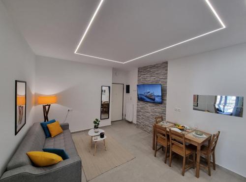 Athens Stylish Renovated 62sqm Apartment for Families & Couples with Balcony in Quiet Area near City Center