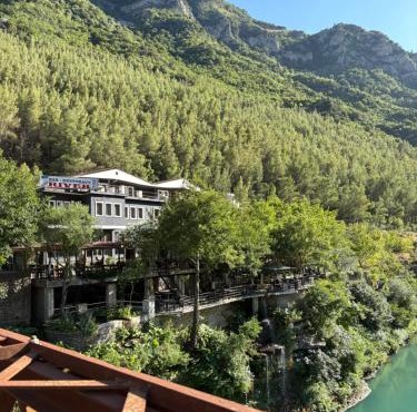Bar-Restaurant-Hotel River