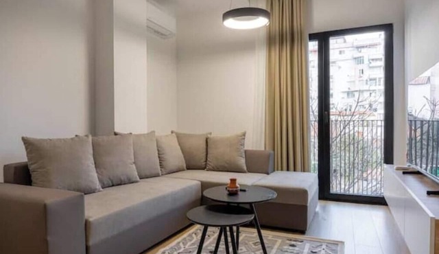Barrikada-E – Central Apartments with French Balcony in Walkable Tirana