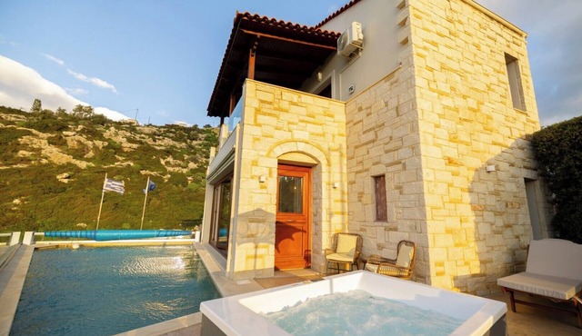 Beach front villa★Heated Pool★Gym & Sauna★Walk to market/restaurant/bar★Jacuzzi