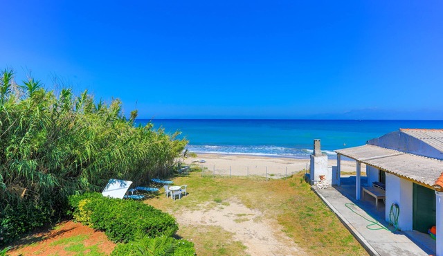Beach Villa Vaso Dio: Beachfront, stunning views in Acharavi