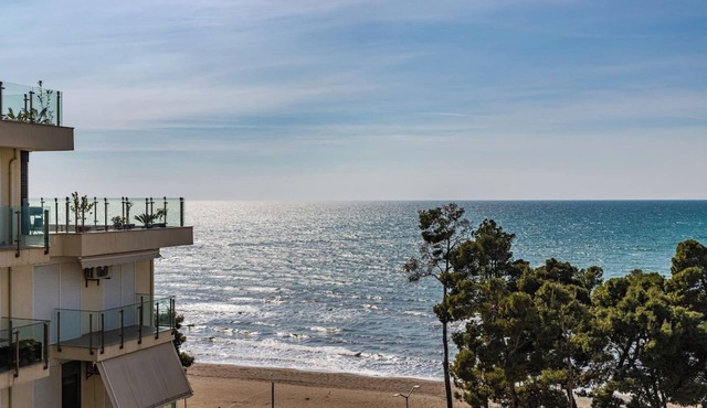 Beachfront Apartment with Pool Access by PikHost