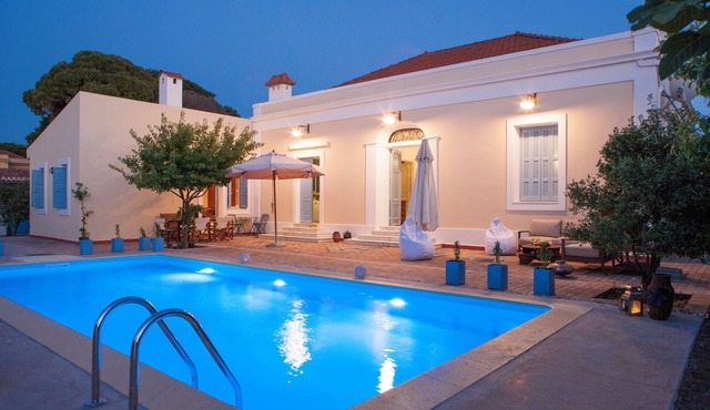 Beachfront, Pool, Chic- Live in Style: Pyrgo Villa