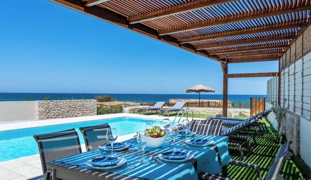 Beachfront Villa w/Private Pool, BBQ and Ping Pong