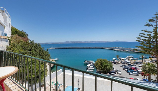 Bed and Breakfast 'Deluxe Triple Room Sea View' with Sea View, Wi-Fi and Air Conditioning in Agia Galini