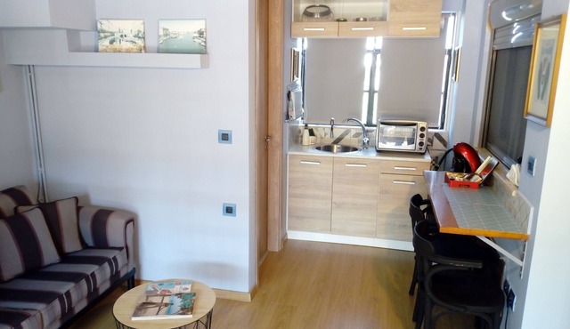 Blue apartment close to Port, TEI / wifi+ PARKING in Patras