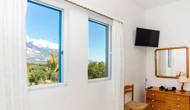 Bluewhite Studio - Mountain View by the Pool in Kefalonia