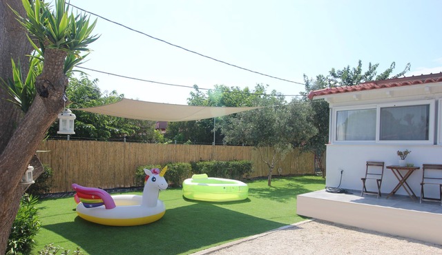 Brand new house with garden, next to the beach.