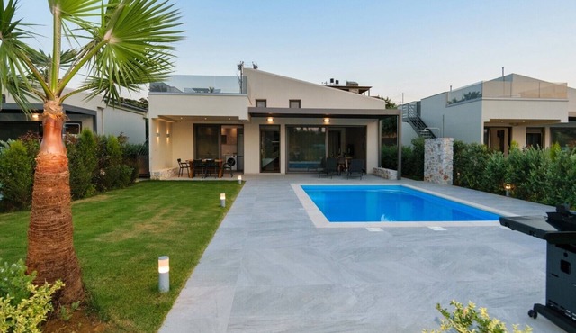 Brand New Lux villa★Walk to ALL★Heated Private Pool★BBQ in Chania