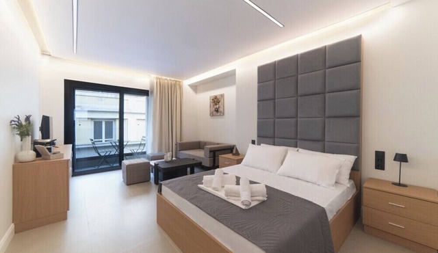 Bright Retreat in Piraeus | Feel Right at Home