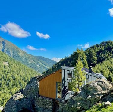 Cabin on a Rock - Mountain Escape