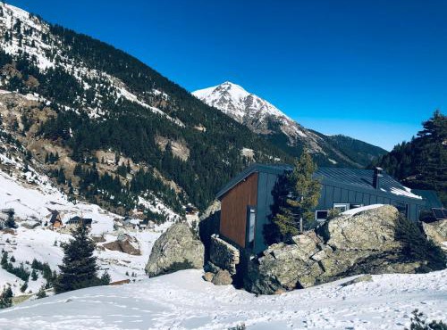 Cabin on a Rock - Mountain Escape in Deçan