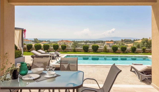 Casa Bella - Four Bedroom Villa, Sleeps 8 in Karavados