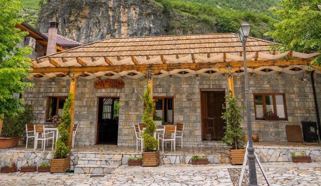 - Cemi Rooms - River View & Traditional Restaurant