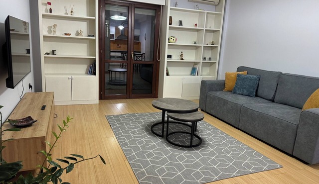 Charming 2-bedroom apartment with WiFi, AC in fabulous Tiranë