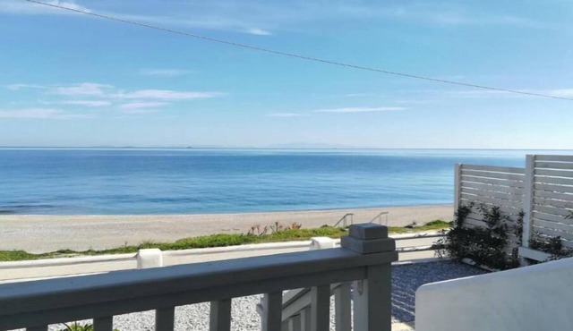 Charming Apartments next to the Sea in Mourteri beach