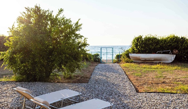 Charming Beachfront Haven, Steps from the Beach in Kiparissia