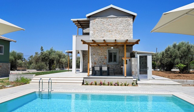 Charming Villa Penelope with Private Pool walking distance to Lefkada town