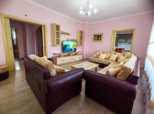 Cheerful 2 bedroom villa with free parking.