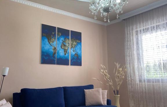 Cheerful residential home with free parking & WiFi